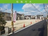 前面道路を含む敷地を南側から望む風景。